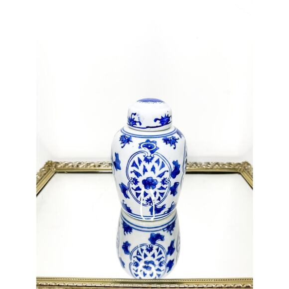 Vintage Asian Ginger Jar With Lid/Asian Marked/Blue/White/Flowers/Porcelain - Picture 1 of 10